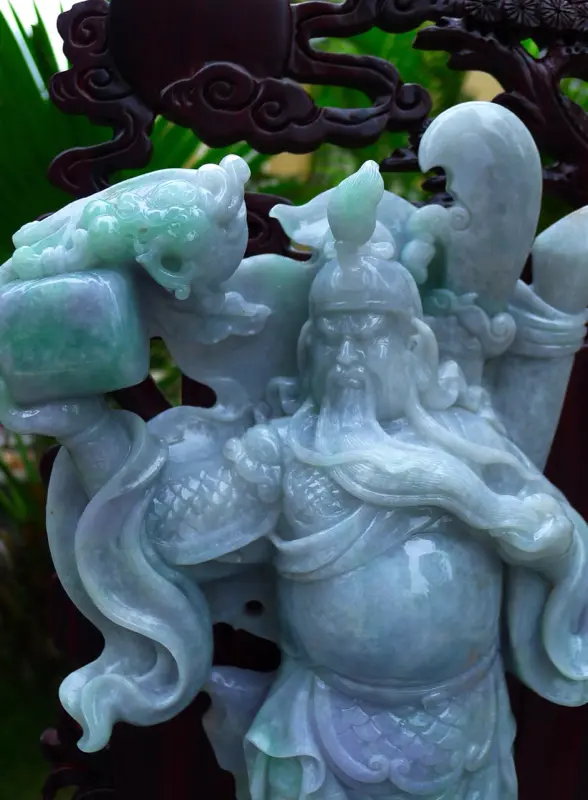 【超大件关公摆件 缅甸天然翡翠A货 精美浅绿 春带彩 霸气 义薄云天 关云长 旗开得胜 关公摆件 雕刻精美线条流畅种水好 霸气 送礼佳品 搭配精美高档檀木底座 尺寸560.270.150裸石尺寸390.250.70裸石重量10.36斤 赞 送礼佳品 工艺精湛 霸气】图4