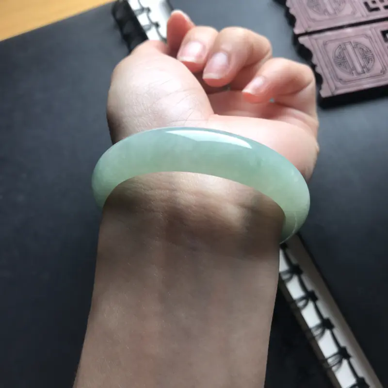 【天然翡翠A货 完美无纹无裂 细豆种满圈豆色贵妃手镯 玉质莹润光泽 上手显色度好 (下单前请先咨询)】图7
