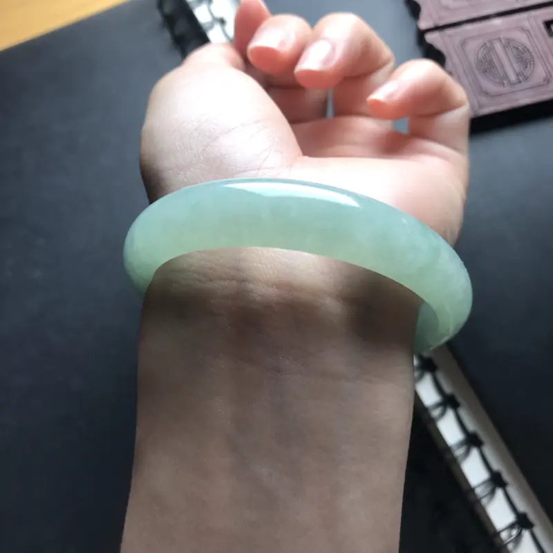 【天然翡翠A货 完美无纹无裂 细豆种满圈豆色贵妃手镯 玉质莹润光泽 上手显色度好 (下单前请先咨询)】图5