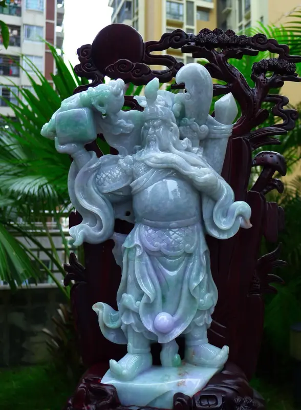 【超大件关公摆件 缅甸天然翡翠A货 精美浅绿 春带彩 霸气 义薄云天 关云长 旗开得胜 关公摆件 雕刻精美线条流畅种水好 霸气 送礼佳品 搭配精美高档檀木底座 尺寸560.270.150裸石尺寸390.250.70裸石重量10.36斤 赞 送礼佳品 工艺精湛 霸气】图2