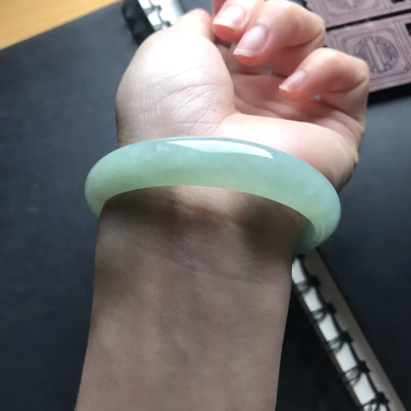 【天然翡翠A货 完美无纹无裂 细豆种满圈豆色贵妃手镯 玉质莹润光泽 上手显色度好 (下单前请先咨询)】图6