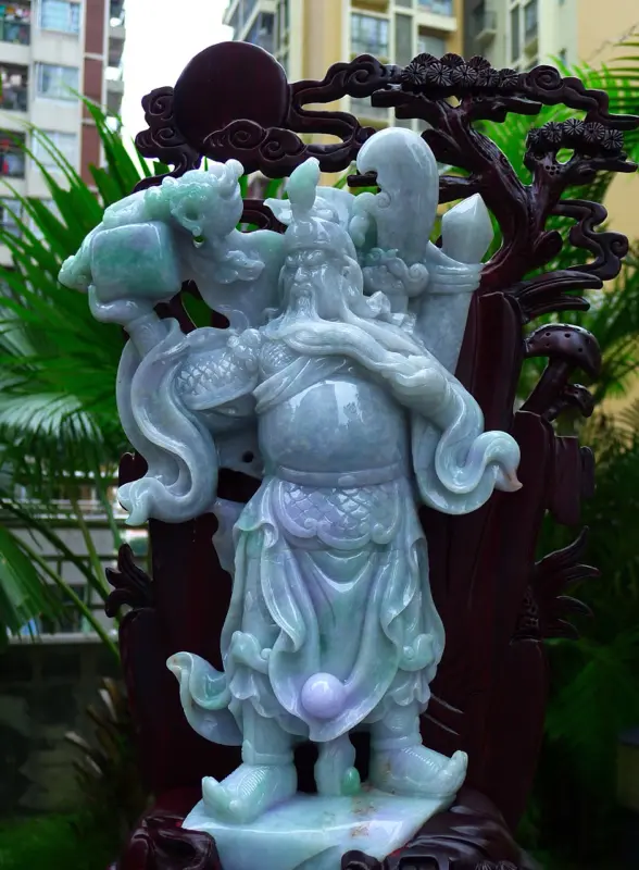 【超大件关公摆件 缅甸天然翡翠A货 精美浅绿 春带彩 霸气 义薄云天 关云长 旗开得胜 关公摆件 雕刻精美线条流畅种水好 霸气 送礼佳品 搭配精美高档檀木底座 尺寸560.270.150裸石尺寸390.250.70裸石重量10.36斤 赞 送礼佳品 工艺精湛 霸气】图5