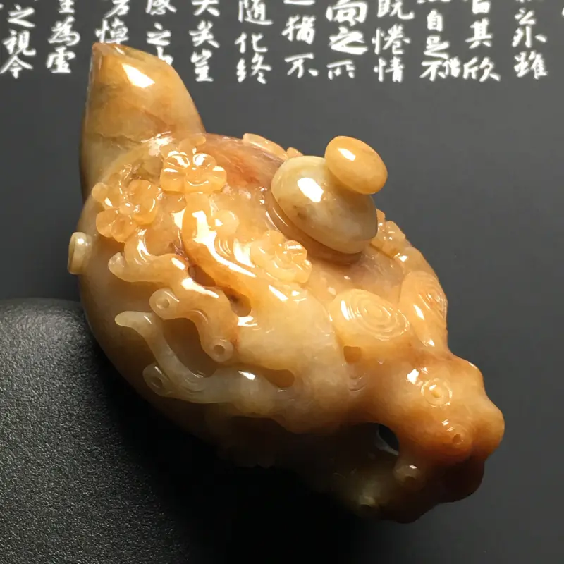 【黄翡喜上眉梢茶壶摆件 尺寸84.5-50.7-41.8毫米 色彩艳丽 雕工精湛】图3