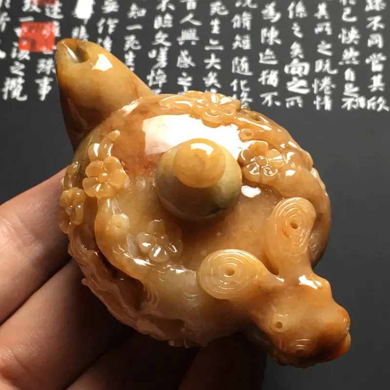 【黄翡喜上眉梢茶壶摆件 尺寸84.5-50.7-41.8毫米 色彩艳丽 雕工精湛】图7