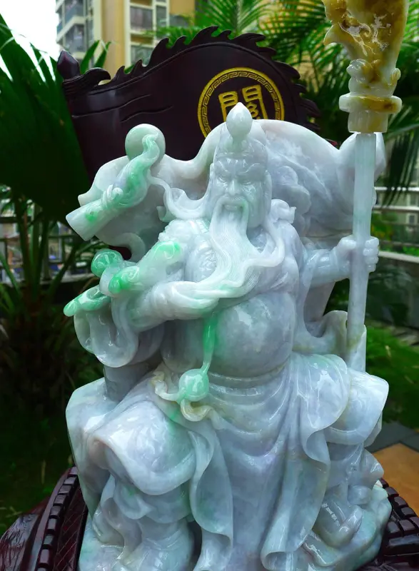 【超大件霸气关公摆件 缅甸天然翡翠A货 精美浅绿 春带彩 霸气 义薄云天 关云长 旗开得胜 关公摆件 雕刻精美线条流畅种水好 霸气 送礼佳品 搭配精美高档檀木底座 尺寸670.400.310裸石尺寸440.240.140裸石重量31.48斤 赞 送礼佳品 霸气 工艺精湛 大件厚装 水头足】图2