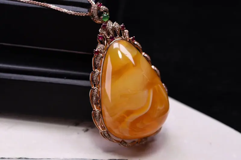 【纯天然原矿高端收藏级鸡油红妖花蜜蜡吊坠
全品无杂无裂,无任何瑕疵,纹路妖孽漂亮,密度饱满,色泽油润,18K金包边镶嵌天然原矿【红宝石,帝王绿翡翠,南非钻石】更显尊贵不凡!淡淡的鸡油红之色配上体内妖孽纹更是锦上添花! 意境超美,佩戴尊贵不凡 ,彰显气度!送人或者自留都是非常完美的选择,仅此一件。错过无。适合收藏!
尺寸66*36.7*19mm克重22.84克###】图7