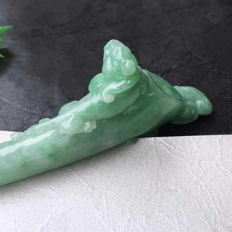 【翡翠精美貔貅烟嘴 种水足 玉质细腻 雕工精湛 手感舒适灵巧 款式精美巧致 送长辈 自用非常好!有天然微内纹!规格:114.7*32*13mm】图2