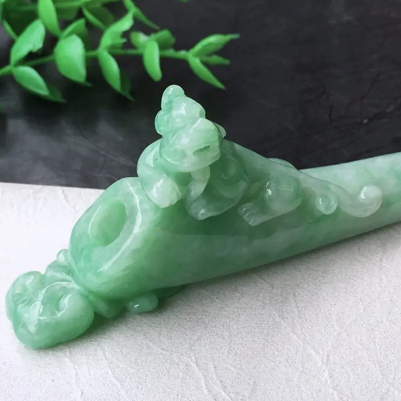【翡翠精美貔貅烟嘴 种水足 玉质细腻 雕工精湛 手感舒适灵巧 款式精美巧致 送长辈 自用非常好!有天然微内纹!规格:114.7*32*13mm】图1
