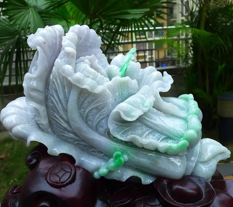 【大件精雕白菜摆件 缅甸天然翡翠a货 精美 瓢阳绿 八方来财 财源广进 升官发财 白菜摆件 雕刻精美线条流畅 搭配精美高档檀木底座 尺寸 330.340.180.裸石尺寸290.160.100裸石重量9.30斤 赞 送礼佳品 安居乐业 招财进宝 工艺精湛 色辣。】图1
