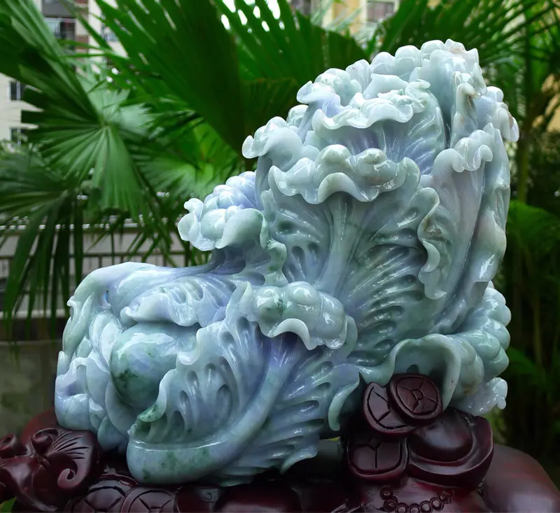 【大件精雕白菜摆件 缅甸天然翡翠a货 精美 春带彩 八方来财 财源广进 升官发财 白菜摆件 雕刻精美线条流畅 搭配精美高档檀木底座 尺寸 410.390.170裸石尺寸360.240.110裸石重量17.22斤 赞 送礼佳品 安居乐业 招财进宝 工艺精湛 老坑水头足】图4