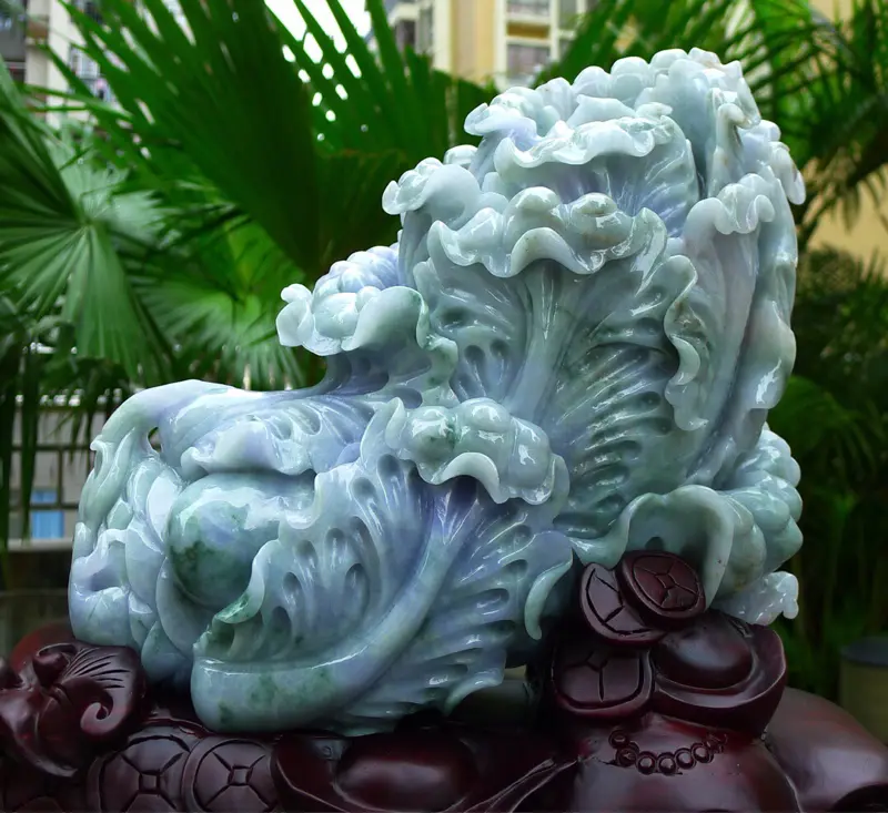 【大件精雕白菜摆件 缅甸天然翡翠a货 精美 春带彩 八方来财 财源广进 升官发财 白菜摆件 雕刻精美线条流畅 搭配精美高档檀木底座 尺寸 410.390.170裸石尺寸360.240.110裸石重量17.22斤 赞 送礼佳品 安居乐业 招财进宝 工艺精湛 老坑水头足】图3
