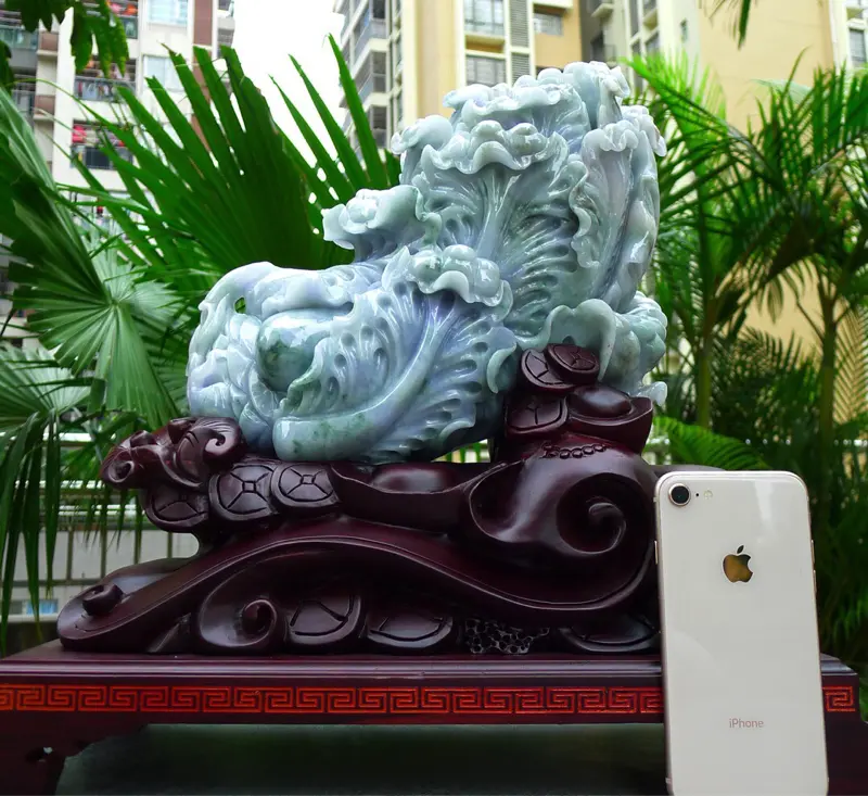 【大件精雕白菜摆件 缅甸天然翡翠a货 精美 春带彩 八方来财 财源广进 升官发财 白菜摆件 雕刻精美线条流畅 搭配精美高档檀木底座 尺寸 410.390.170裸石尺寸360.240.110裸石重量17.22斤 赞 送礼佳品 安居乐业 招财进宝 工艺精湛 老坑水头足】图6