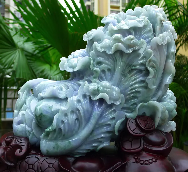 【大件精雕白菜摆件 缅甸天然翡翠a货 精美 春带彩 八方来财 财源广进 升官发财 白菜摆件 雕刻精美线条流畅 搭配精美高档檀木底座 尺寸 410.390.170裸石尺寸360.240.110裸石重量17.22斤 赞 送礼佳品 安居乐业 招财进宝 工艺精湛 老坑水头足】图2
