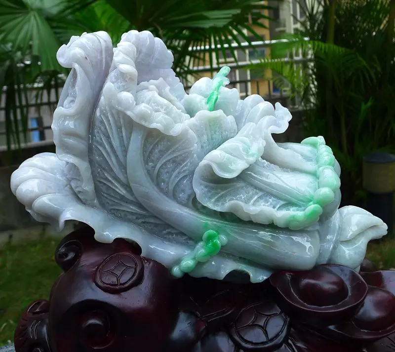 【大件精雕白菜摆件 缅甸天然翡翠a货 精美 瓢阳绿 八方来财 财源广进 升官发财 白菜摆件 雕刻精美线条流畅 搭配精美高档檀木底座 尺寸 330.340.180.裸石尺寸290.160.100裸石重量9.30斤 赞 送礼佳品 安居乐业 招财进宝 工艺精湛 色辣。】图7