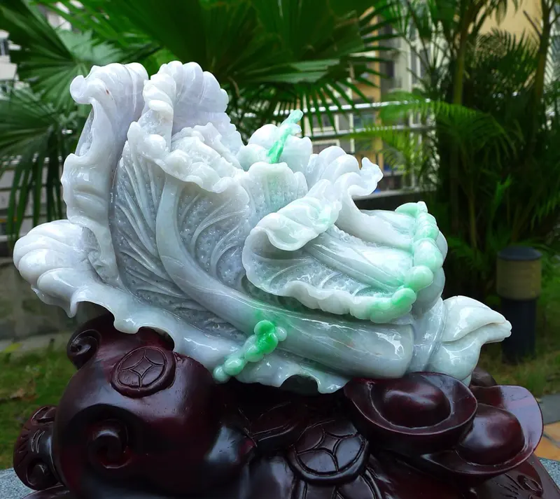【大件精雕白菜摆件 缅甸天然翡翠a货 精美 瓢阳绿 八方来财 财源广进 升官发财 白菜摆件 雕刻精美线条流畅 搭配精美高档檀木底座 尺寸 330.340.180.裸石尺寸290.160.100裸石重量9.30斤 赞 送礼佳品 安居乐业 招财进宝 工艺精湛 色辣。】图2