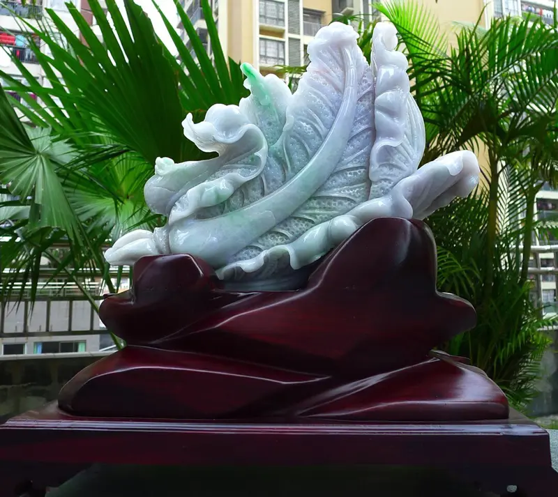 【大件精雕白菜摆件 缅甸天然翡翠a货 精美 瓢阳绿 八方来财 财源广进 升官发财 白菜摆件 雕刻精美线条流畅 搭配精美高档檀木底座 尺寸 330.340.180.裸石尺寸290.160.100裸石重量9.30斤 赞 送礼佳品 安居乐业 招财进宝 工艺精湛 色辣。】图8