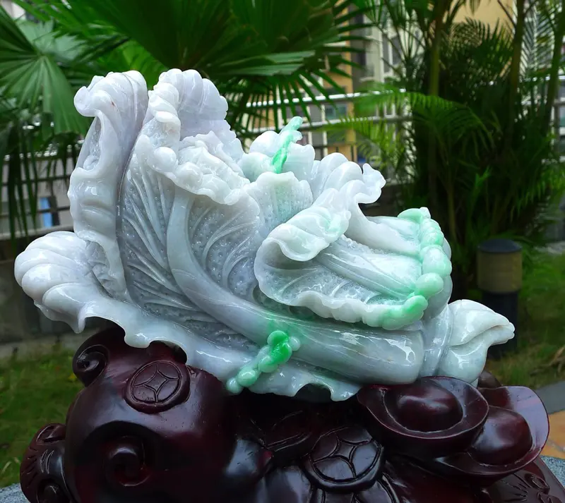 【大件精雕白菜摆件 缅甸天然翡翠a货 精美 瓢阳绿 八方来财 财源广进 升官发财 白菜摆件 雕刻精美线条流畅 搭配精美高档檀木底座 尺寸 330.340.180.裸石尺寸290.160.100裸石重量9.30斤 赞 送礼佳品 安居乐业 招财进宝 工艺精湛 色辣。】图4
