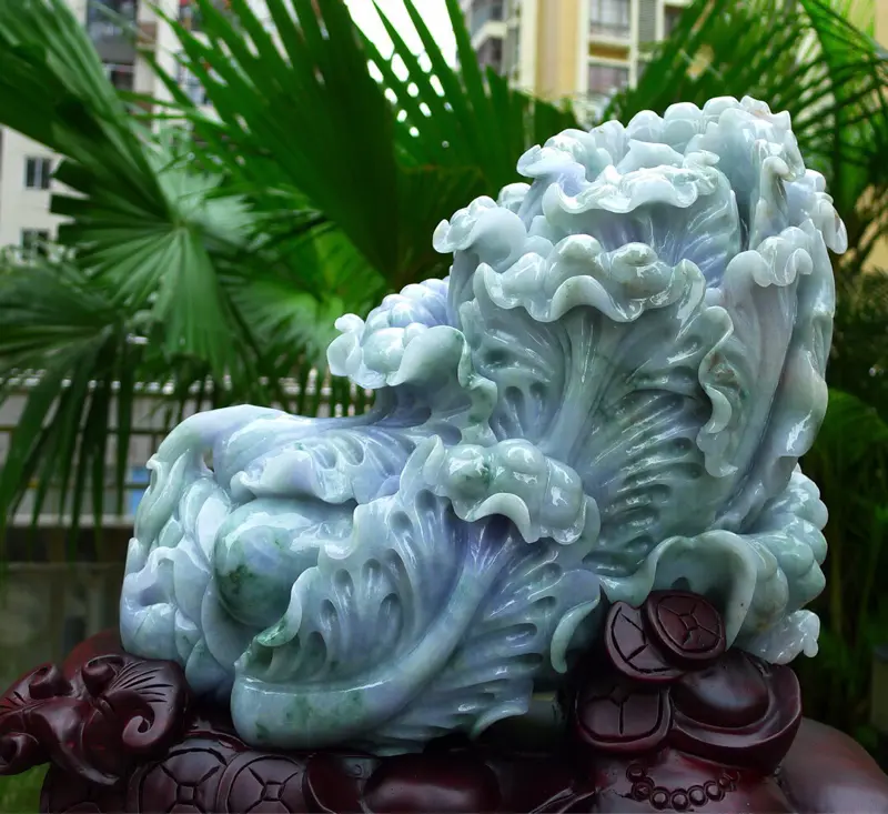 【大件精雕白菜摆件 缅甸天然翡翠a货 精美 春带彩 八方来财 财源广进 升官发财 白菜摆件 雕刻精美线条流畅 搭配精美高档檀木底座 尺寸 410.390.170裸石尺寸360.240.110裸石重量17.22斤 赞 送礼佳品 安居乐业 招财进宝 工艺精湛 老坑水头足】图5