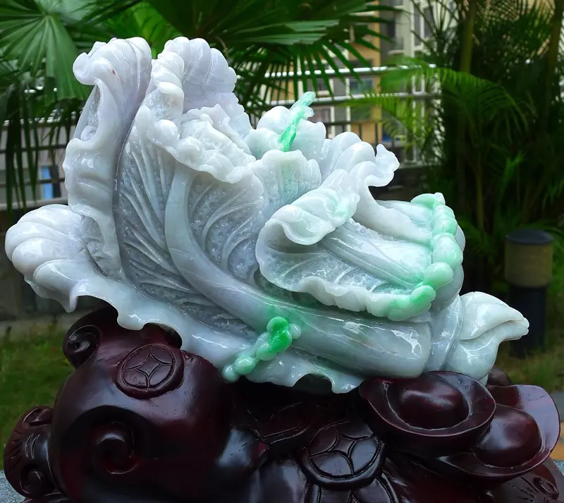 【大件精雕白菜摆件 缅甸天然翡翠a货 精美 瓢阳绿 八方来财 财源广进 升官发财 白菜摆件 雕刻精美线条流畅 搭配精美高档檀木底座 尺寸 330.340.180.裸石尺寸290.160.100裸石重量9.30斤 赞 送礼佳品 安居乐业 招财进宝 工艺精湛 色辣。】图6