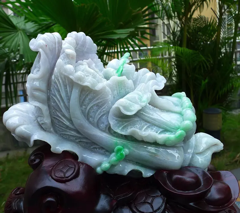 【大件精雕白菜摆件 缅甸天然翡翠a货 精美 瓢阳绿 八方来财 财源广进 升官发财 白菜摆件 雕刻精美线条流畅 搭配精美高档檀木底座 尺寸 330.340.180.裸石尺寸290.160.100裸石重量9.30斤 赞 送礼佳品 安居乐业 招财进宝 工艺精湛 色辣。】图3