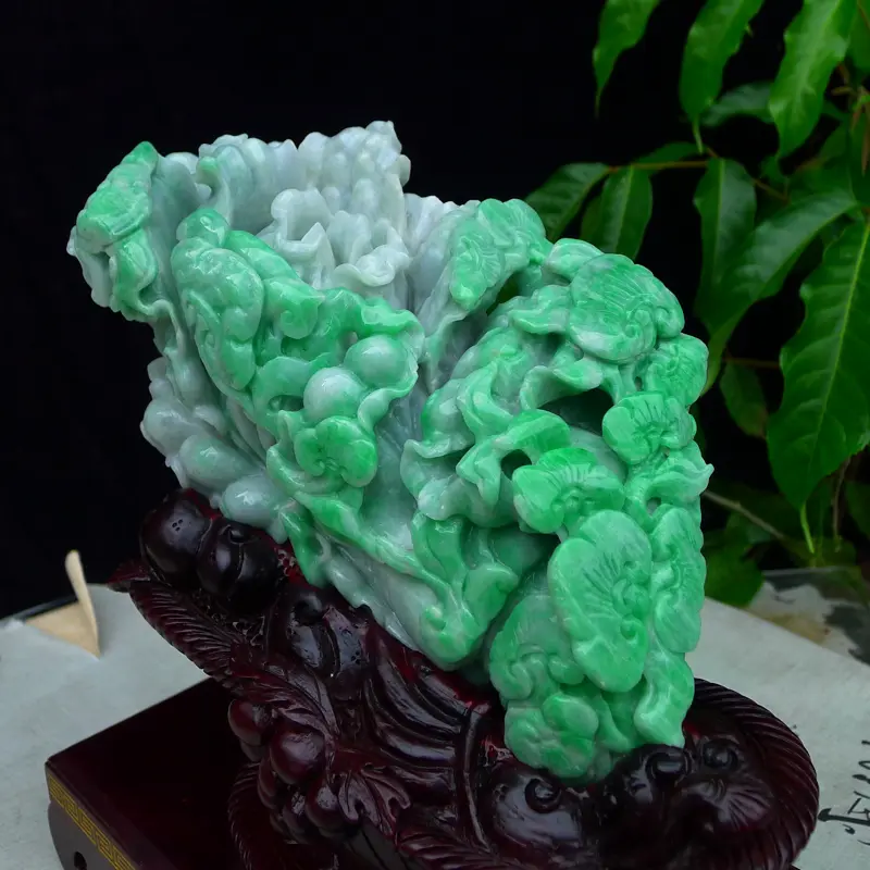 【(如意进财)翡翠精雕阳绿如意百财大摆件 裸石尺寸120*220*85mm 连精美檀木座尺寸260*260*125mm 玉石重2.11公斤】图2