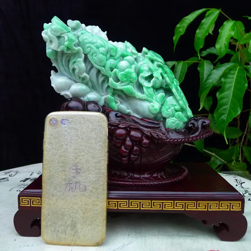 【(如意进财)翡翠精雕阳绿如意百财大摆件 裸石尺寸120*220*85mm 连精美檀木座尺寸260*260*125mm 玉石重2.11公斤】图9