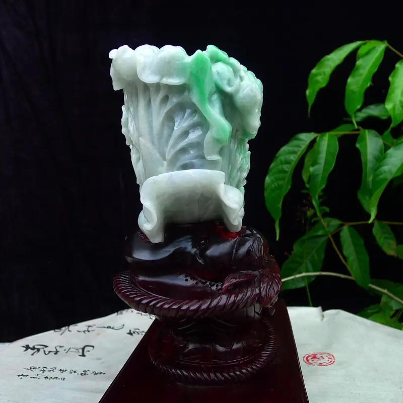 【(如意进财)翡翠精雕阳绿如意百财大摆件 裸石尺寸120*220*85mm 连精美檀木座尺寸260*260*125mm 玉石重2.11公斤】图8