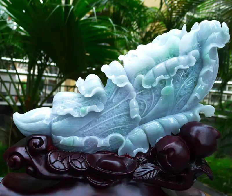 【白菜摆件 缅甸天然翡翠a货 精美 冰糯 春带彩八方来财 财源滚滚 升官发财 白菜摆件 雕刻精美线条流畅种水好 搭配精美高档檀木底座 尺寸340.320.140裸石尺寸310.130.90裸石重量7.56斤 送礼佳品 赞色彩鲜明 水头足】图3