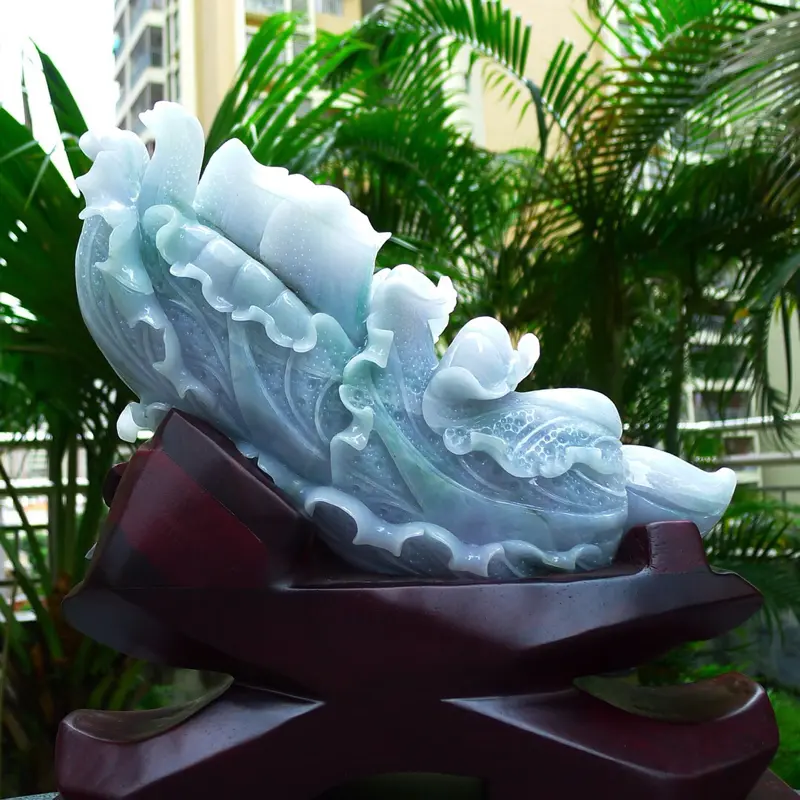【白菜摆件 缅甸天然翡翠a货 精美 冰糯 春带彩八方来财 财源滚滚 升官发财 白菜摆件 雕刻精美线条流畅种水好 搭配精美高档檀木底座 尺寸340.320.140裸石尺寸310.130.90裸石重量7.56斤 送礼佳品 赞色彩鲜明 水头足】图4
