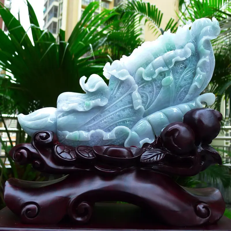 【白菜摆件 缅甸天然翡翠a货 精美 冰糯 春带彩八方来财 财源滚滚 升官发财 白菜摆件 雕刻精美线条流畅种水好 搭配精美高档檀木底座 尺寸340.320.140裸石尺寸310.130.90裸石重量7.56斤 送礼佳品 赞色彩鲜明 水头足】图7