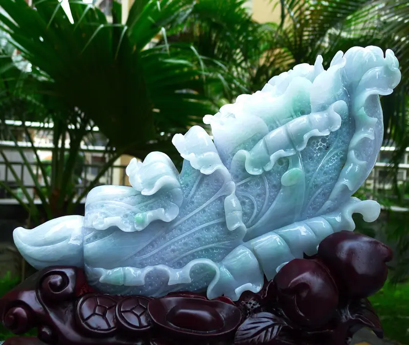 【白菜摆件 缅甸天然翡翠a货 精美 冰糯 春带彩八方来财 财源滚滚 升官发财 白菜摆件 雕刻精美线条流畅种水好 搭配精美高档檀木底座 尺寸340.320.140裸石尺寸310.130.90裸石重量7.56斤 送礼佳品 赞色彩鲜明 水头足】图8