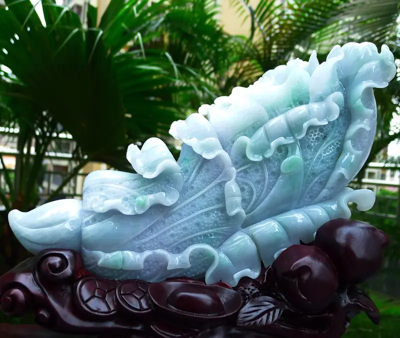【白菜摆件 缅甸天然翡翠a货 精美 冰糯 春带彩八方来财 财源滚滚 升官发财 白菜摆件 雕刻精美线条流畅种水好 搭配精美高档檀木底座 尺寸340.320.140裸石尺寸310.130.90裸石重量7.56斤 送礼佳品 赞色彩鲜明 水头足】图2