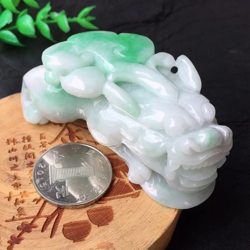 【翡翠精雕飘绿招财貔貅精品摆件 手把件 种水足 玉质细腻 雕工精湛 霸气十足 有水路 修饰雕 规格:74.3*35.4*25.4mm】图10