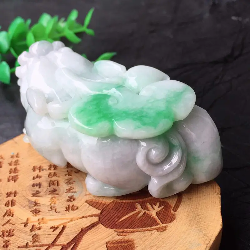 【翡翠精雕飘绿招财貔貅精品摆件 手把件 种水足 玉质细腻 雕工精湛 霸气十足 有水路 修饰雕 规格:74.3*35.4*25.4mm】图1