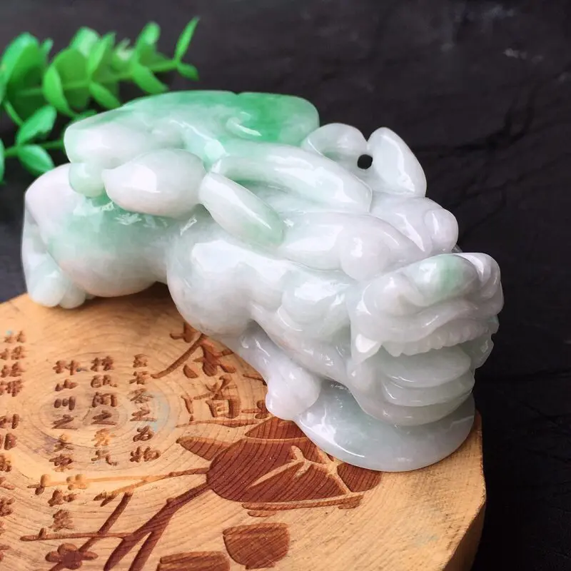 【翡翠精雕飘绿招财貔貅精品摆件 手把件 种水足 玉质细腻 雕工精湛 霸气十足 有水路 修饰雕 规格:74.3*35.4*25.4mm】图6