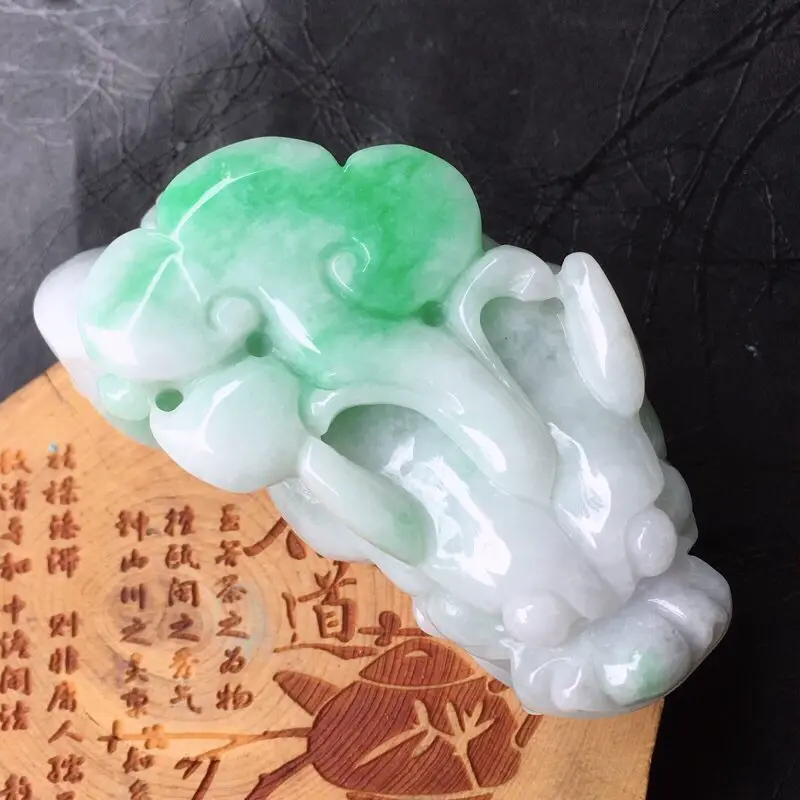 【翡翠精雕飘绿招财貔貅精品摆件 手把件 种水足 玉质细腻 雕工精湛 霸气十足 有水路 修饰雕 规格:74.3*35.4*25.4mm】图8