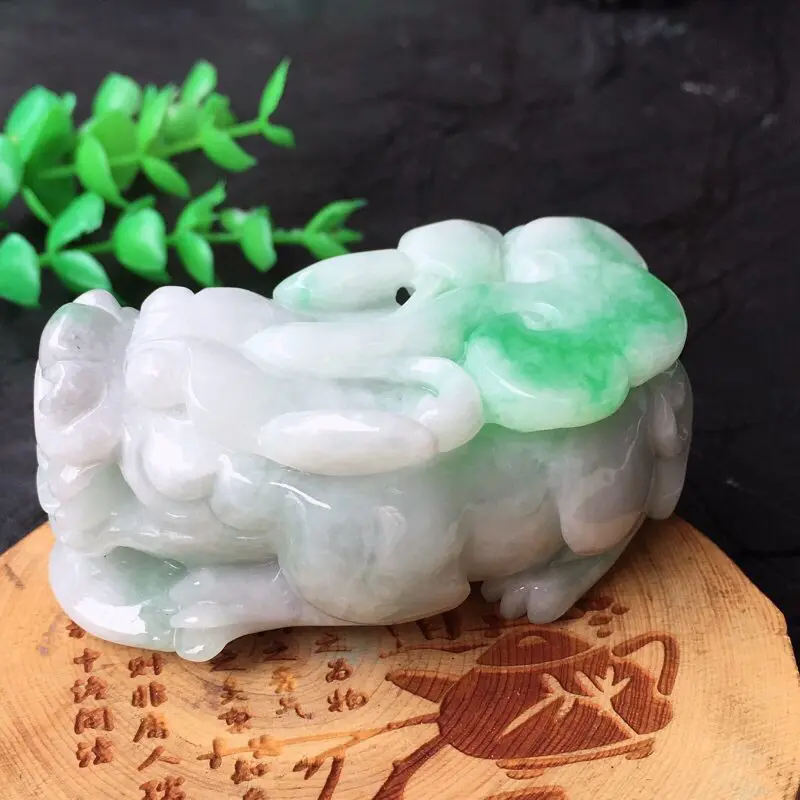 【翡翠精雕飘绿招财貔貅精品摆件 手把件 种水足 玉质细腻 雕工精湛 霸气十足 有水路 修饰雕 规格:74.3*35.4*25.4mm】图9