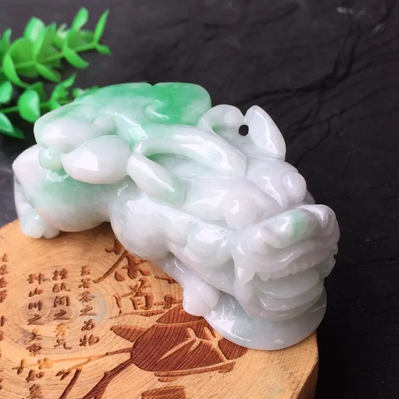 【翡翠精雕飘绿招财貔貅精品摆件 手把件 种水足 玉质细腻 雕工精湛 霸气十足 有水路 修饰雕 规格:74.3*35.4*25.4mm】图7