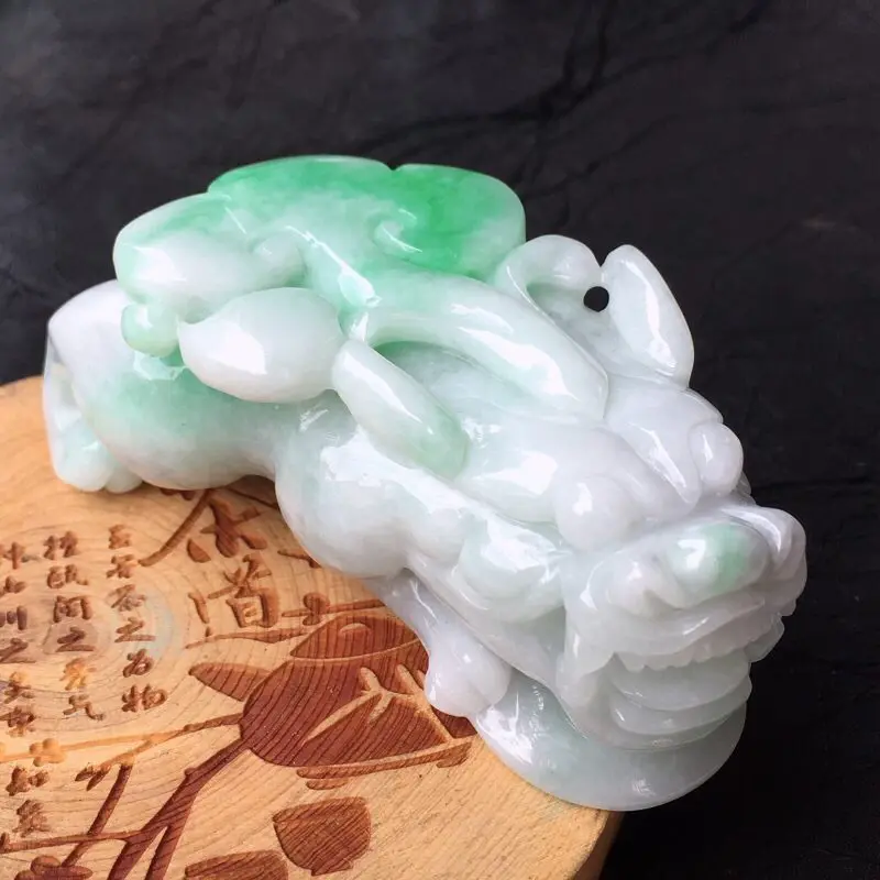 【翡翠精雕飘绿招财貔貅精品摆件 手把件 种水足 玉质细腻 雕工精湛 霸气十足 有水路 修饰雕 规格:74.3*35.4*25.4mm】图3