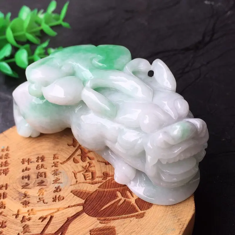 【翡翠精雕飘绿招财貔貅精品摆件 手把件 种水足 玉质细腻 雕工精湛 霸气十足 有水路 修饰雕 规格:74.3*35.4*25.4mm】图5