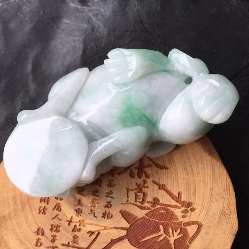 【翡翠精雕飘绿招财貔貅精品摆件 手把件 种水足 玉质细腻 雕工精湛 霸气十足 有水路 修饰雕 规格:74.3*35.4*25.4mm】图4