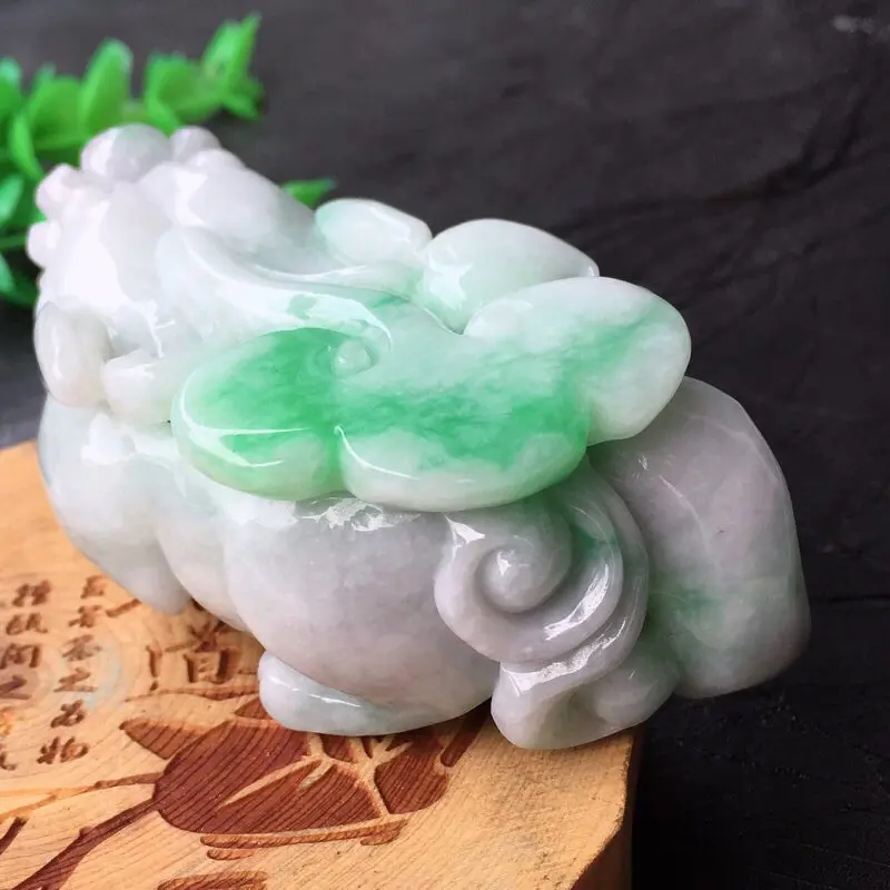 【翡翠精雕飘绿招财貔貅精品摆件 手把件 种水足 玉质细腻 雕工精湛 霸气十足 有水路 修饰雕 规格:74.3*35.4*25.4mm】图2