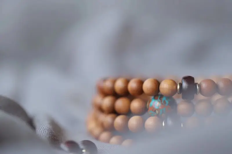【原创设计 老山檀香 奶香味醇厚 女神男神不可错过的一款。
材质:老山檀香
规格:0.6*108颗
特征:红肉级,香味醇厚,
配饰:原创搭配大漆珠、小叶紫檀一体三通、药片珠、紫檀铃铛、铜珠。###】图7