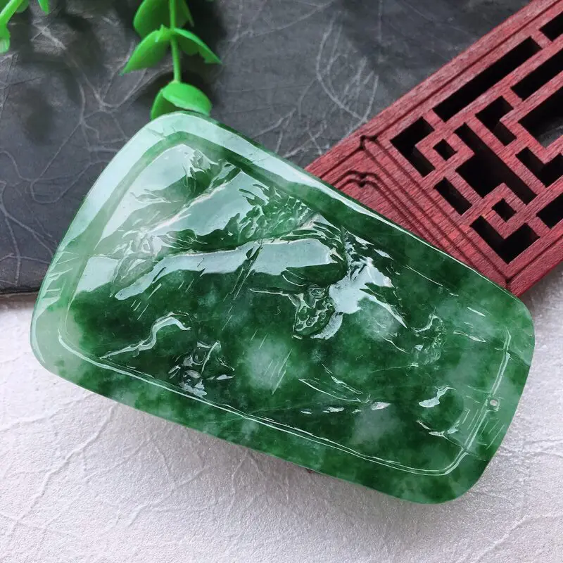 【翡翠精雕风调雨顺,秀丽山川玉坠 种水足 雕工精湛 玉质细腻 佩戴大气!有修饰雕!规格:64.7*42*5.5mm】图7