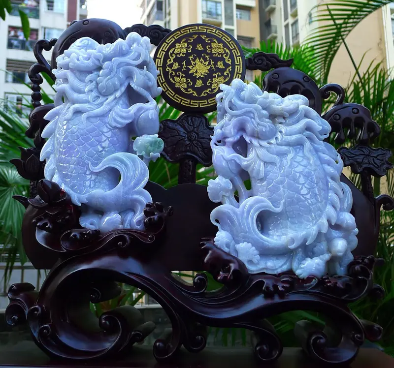 【超大件龙头鱼 缅甸天然翡翠A货 精美 老坑春带彩 龙头鱼 摆件 一跃成龙 飞黄腾达 独占鳌头 辉煌一生 雕刻精美线条流畅种水好 搭配精美高档檀木底座 送礼佳品尺寸500.470.140裸石尺寸270.160.50。270.160.50裸石重量11.54斤 送礼佳品 安居乐业 好事成双。】图1