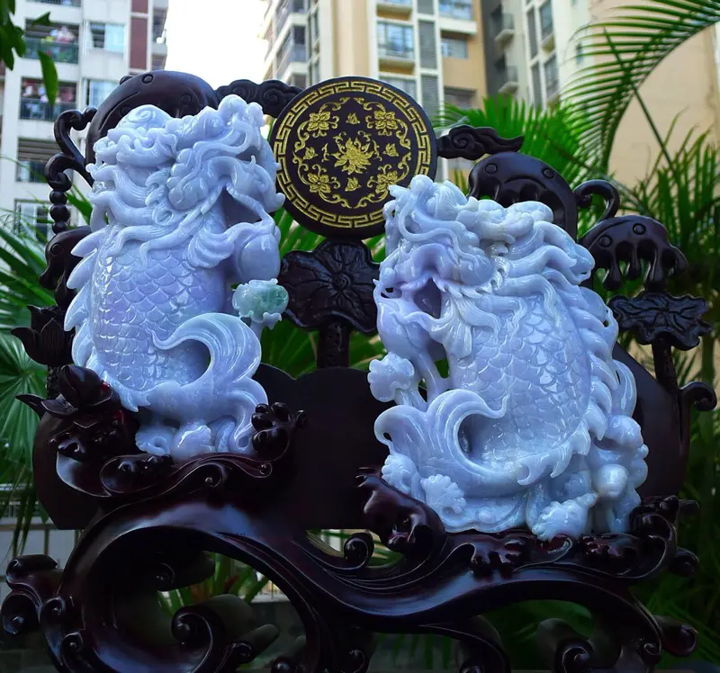 【超大件龙头鱼 缅甸天然翡翠A货 精美 老坑春带彩 龙头鱼 摆件 一跃成龙 飞黄腾达 独占鳌头 辉煌一生 雕刻精美线条流畅种水好 搭配精美高档檀木底座 送礼佳品尺寸500.470.140裸石尺寸270.160.50。270.160.50裸石重量11.54斤 送礼佳品 安居乐业 好事成双。】图3