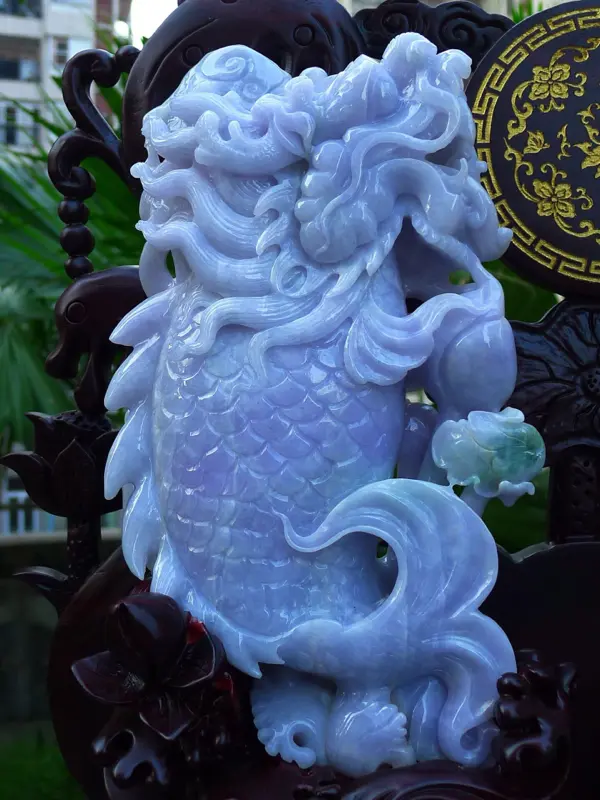 【超大件龙头鱼 缅甸天然翡翠A货 精美 老坑春带彩 龙头鱼 摆件 一跃成龙 飞黄腾达 独占鳌头 辉煌一生 雕刻精美线条流畅种水好 搭配精美高档檀木底座 送礼佳品尺寸500.470.140裸石尺寸270.160.50。270.160.50裸石重量11.54斤 送礼佳品 安居乐业 好事成双。】图2