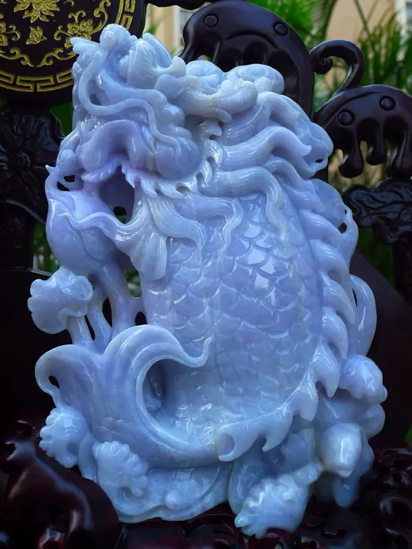 【超大件龙头鱼 缅甸天然翡翠A货 精美 老坑春带彩 龙头鱼 摆件 一跃成龙 飞黄腾达 独占鳌头 辉煌一生 雕刻精美线条流畅种水好 搭配精美高档檀木底座 送礼佳品尺寸500.470.140裸石尺寸270.160.50。270.160.50裸石重量11.54斤 送礼佳品 安居乐业 好事成双。】图4