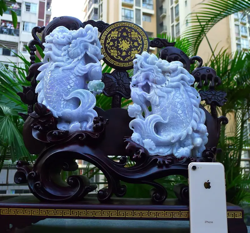 【超大件龙头鱼 缅甸天然翡翠A货 精美 老坑春带彩 龙头鱼 摆件 一跃成龙 飞黄腾达 独占鳌头 辉煌一生 雕刻精美线条流畅种水好 搭配精美高档檀木底座 送礼佳品尺寸500.470.140裸石尺寸270.160.50。270.160.50裸石重量11.54斤 送礼佳品 安居乐业 好事成双。】图7