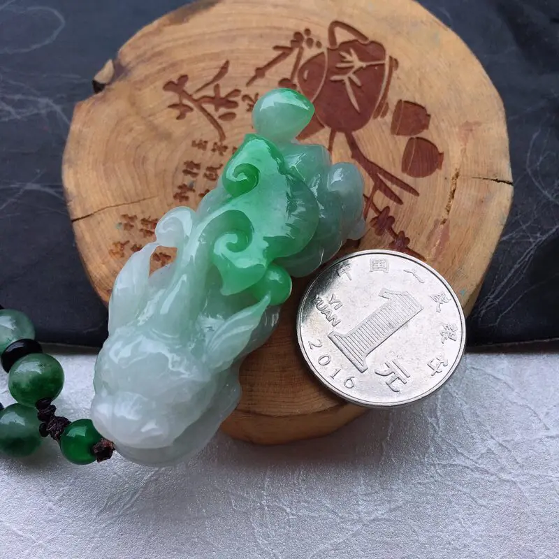 【(如意进财)翡翠飘阳绿精雕招财辟邪貔貅玉坠 俏色阳绿如意,尺寸52*20*17mm】图10